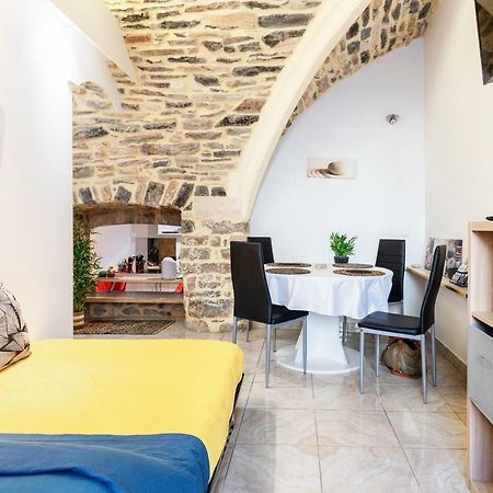 Calme Cocon Troglodyte Au Coeur De La Ville Apartment Nîmes Exterior foto